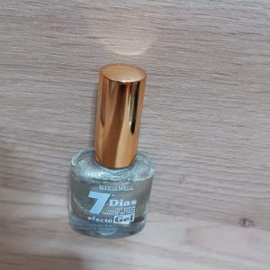 ESMALTE DE UÑAS DORADO