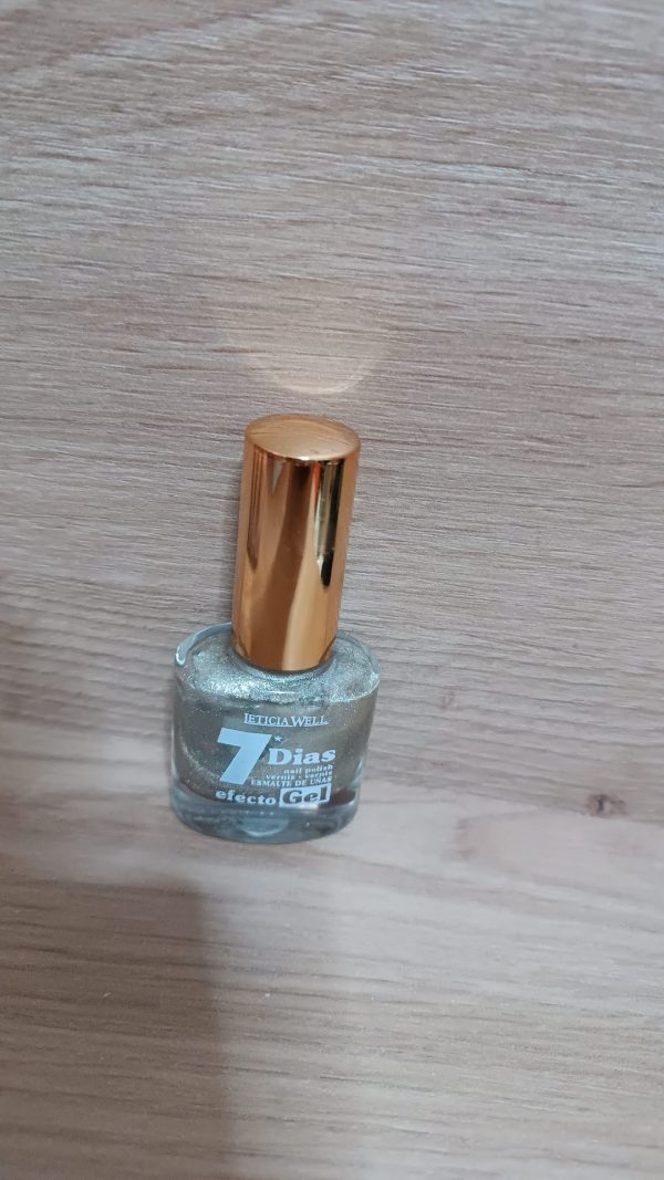 ESMALTE DE UÑAS DORADO